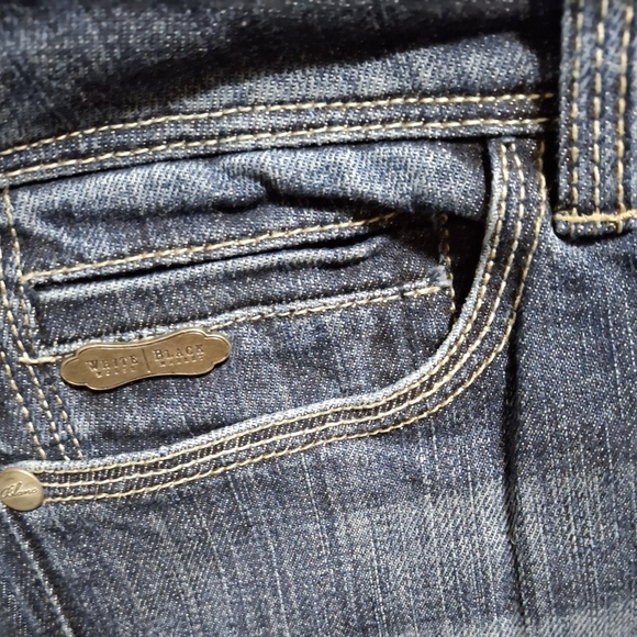 White House Black Market Blanc Open Your Heart Jeans. - Picture 8 of 13